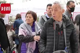 封面拍客丨8旬老爹挤招聘会，替儿子找工作视频封面