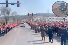 山西森林大火扑灭，森林消防返营途中民众送行，交警列队敬礼视频封面