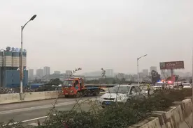 江门市新民桥发生一起交通事故，一名摩托车驾驶员当场身亡