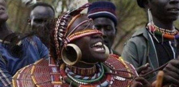 非洲这个原始部落，结婚习俗非常野蛮，但彩礼却只需要两头牛