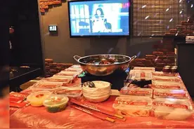 走访火锅KTV：包厢免费但酒水价格翻倍，密闭空间烫火锅卫生惹质疑视频封面
