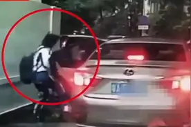 女学生被车门撞倒视频引热议 警方：双方达成赔偿协议视频封面