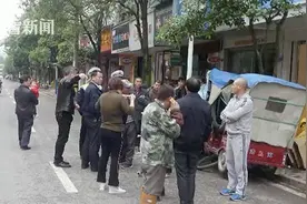 电动三轮车街头疯狂冲撞 仔细一看大家都傻眼了图片