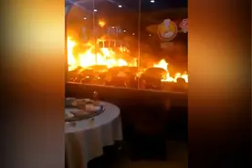 广州一停车场近15辆车“葬身”火海，车主希望得到合理赔偿视频封面