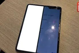 三星折叠手机高调登场，刚用两天故障频出：黑屏闪屏还破损！视频封面