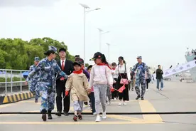 【听】庆祝海军70周年！驻沪海军举办军营舰艇开放活动图片