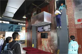 记者体验青岛首个应急体验基地体验项目 地铁事故逃生让人身临其境图片