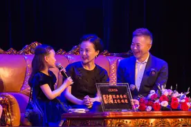 著名歌唱家王宏伟携妻女来蓉“弹琴说爱”