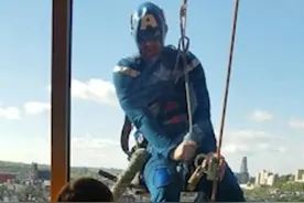 美医院窗户清洁工化身“美国队长”鼓励患儿图片