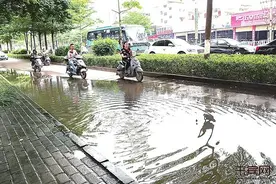 来宾一下水道污水横溢臭气难闻，市民呼吁清理整改图片
