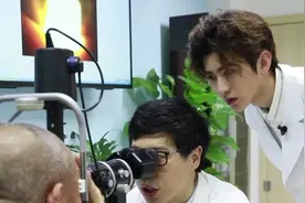 奋斗吧我们的青春！ 蔡徐坤拜访同仁医院感悟医者仁心视频封面