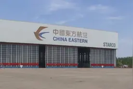 为乘客安全保驾护航!东航维修团队常年日夜值守,为飞机做“体检”视频封面