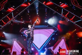 把音乐节开成演唱会是什么节奏？
华晨宇在成都做到了！