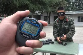 10分15秒！武警小哥蒙眼拆装4种枪械视频封面
