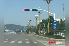 “奇葩”信号灯、交通标识、地标线图片