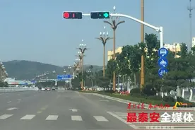 泰城那些“奇葩”的信号灯、交通标识、地标线图片