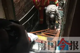 柳州一老汉掉入四面封闭墙缝中，头部有血迹、动弹不得图片