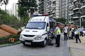 点赞！成都交警开通夜间服务 便民服务车开到你家楼下视频封面