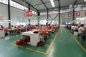 湖北郧西：家门口“穿新鞋”  走上脱贫致富路