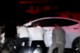 私家车堵住消防车道，居民抬起搬走视频封面