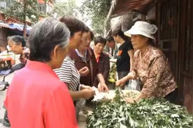 端午艾叶走俏，摊贩大妈不睡觉连夜割采视频封面