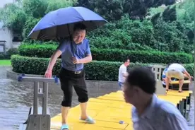 考点积水，300张课桌搭桥老师水中护卫视频封面