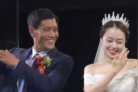 婚礼现场，新娘牵着高冷爸爸登台…新郎看完瞬间泪崩！图片
