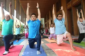 尼泊尔民众庆祝国际瑜伽日图片