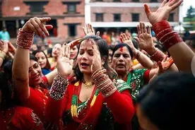 日本最“重口”节日，美女不敢参加，男子只能互相抱图片