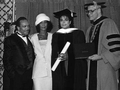 传奇续写，也放大了“身边人”人性的隐秘