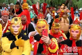 50名民间“美猴王”猴山争霸“唐僧”“八戒”助阵图片