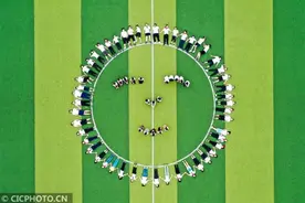航拍小学生创意毕业照图片