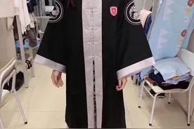学位服加入中式元素遭吐槽像寿衣 设计方：照片光线问题，衣服没问题视频封面