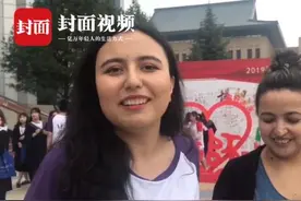 青蕉拍客丨妈妈穿女儿学士服参加毕业典礼：算是弥补了25年前的遗憾视频封面