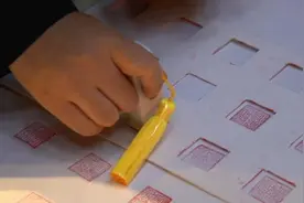 学校送专属印章，毕业生印38米画卷回赠视频封面