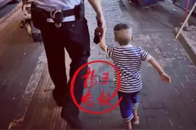要喝可乐！坐摇车！吃肉串！走丢萌娃带着警察蜀黍溜了一圈，结果...图片