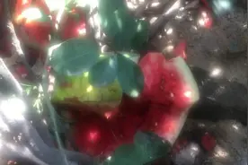 环卫工把餐厨垃圾扔绿化带：中转站不收