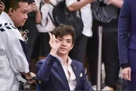 泰星Film穿鞋不甚扭脚，坐轮椅出席活动图片