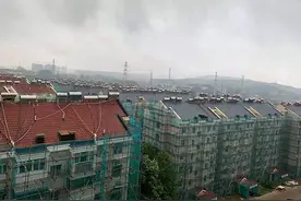 南京一老小区往瓦片喷漆算出新？监理单位：非造假，预算受限图片