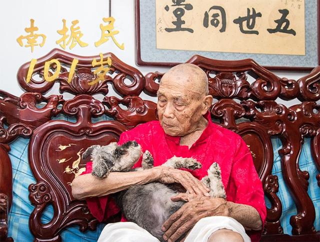 100岁老人啥样儿？缝衣搓麻，熬夜看球……北京这些老人不简单
