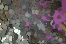 绵阳一女老师离职获赔15000多枚硬币 7500元银行数了6小时视频封面