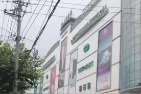 大商新玛特停车场乱收费，收费人员态度恶劣！相关负责人回应...图片