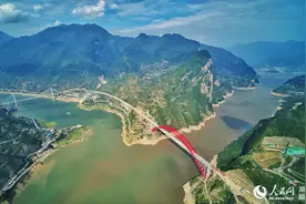 世界最大跨度推力式拱桥全线贯通图片
