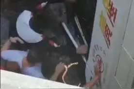 突发！海南海口一大客车坠桥入河 事故致2死9伤视频封面