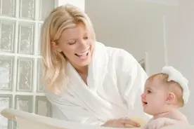 给孩子洗澡看上去简单，但仍需要注意细节，否则会出现这样的后果图片