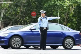 六岔路口交警毛善文：地表50度的“烤”验视频封面