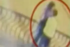 情侣在15米高天桥边忘情热吻，突然失去平衡双双坠落身亡视频封面