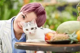 李宇春晒视频父母罕见出镜，独家分享老妈唱歌趣事