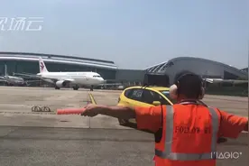 高温“烤”验！记者探访机场地勤工作视频封面