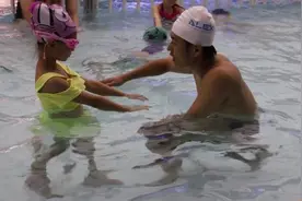 高中生暑期打工做游泳教练：挣钱不易视频封面